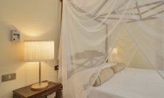 Villa Ulivi 12 | Schlafzimmer 1 mit Doppelbett mit Baldachin Schlafzimmer