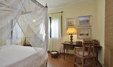 Villa Ulivi 12 | Schlafzimmer 1 mit Doppelbett und Schreibtisch Schlafzimmer