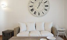 Li Conchi 11 | Sofa und große Wanduhr Sofa