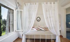 Li Conchi 11 | Schlafzimmer 1 mit Himmelbett und Blick ins Grüne Schlafzimmer 1