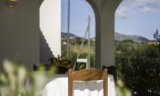 Villa Caterina | Terrasse mit Blick in die sardische Landschaft Detail