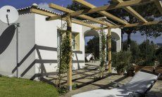 Villa Caterina | Terrasse mit Pergola und Sonnenliege zum Ausspannen Terrasse mit Pergola