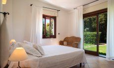 Apartment Orri 2 | Schlafzimmer 1 mit Blick und Tür in den Garten Schlafzimmer 1 mit Blick in den Garten