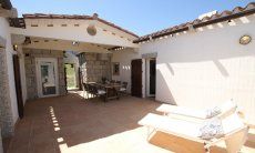 Li Conchi 33 | Die Terrasse mit Sofa und Esstisch wird zum Wohnzimmer im Freien Patio