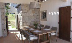 Li Conchi 33 | Geddeckter Esstisch im Schatten der teilüberdachten Terrasse Sitzplatz außen