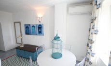 Li Conchi 25 | Tisch, Truhe und Klimaanlage im Schlafzimmer 3 Detail Schlafzimmer 3