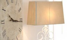 Li Conchi 29 | Elegante Einrichtungsdetails Große Wanduhr im Shabby stil und Stehlampe