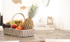Li Conchi 21 | Frrisches Obst auf dem holzernen Esstisch Detail
