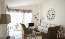Li Conchi 21 | Wohnzimmer mit Sofaecke und großem Panoramafenster Wohnzimmer
