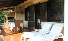 Villa Monica | Barbecue, Essbereich und Sonnenliegen auf der großzügigen Terrasse Großflächige Terrasse mit Sonnenliegen und Esstisch