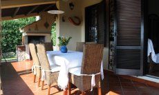 Villa Monica | Unglaublich gemütlichr Essplatz auf der Terrasse und BBQ-Bereich Essplatz auf der Terrasse und BBQ-Bereich