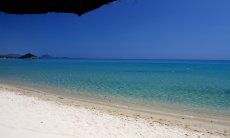 Weißer Sand und glasklares Wasser am Strand von Cala Sinzias, nur 2 km von Li Conchi entfernt