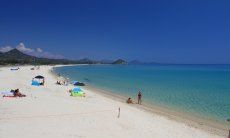 Herrlicher, weißer Sandstrand von Cala Sinzias, nur 2 km von Li Conchi entfernt