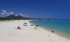 Breiter, weißer Sandstrand von Cala Sinzas