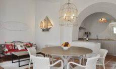 Li Conchi 33 | Wohnzimmer mit Esstisch, Sofa und angrenzender, offener Küche Esszimmer
