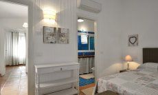 Li Conchi 33 | Schlafzimmer 1 mit Blick ins private Bad Schlafzimmer 1 mit Blick ins Bad