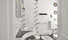 Villa Bella | Weiß gefließtes Badezimmer 1 Weiß gefließtes Badezimmer mit Dusche