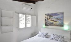 Villa Bella | Von Außen zugängliches Schlafzimmer 3 mit Doppelbett Schlafzimmer mit Doppelbett, Fenster und Klimaanlage