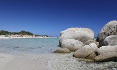 Strand von Sant Elmo mit Granitfelsen und kristalklarem Wasser