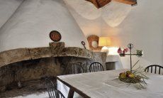 Villa Fiori 1 | Großer, sardischer Kamin Großer, sardischer Kamin