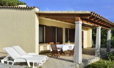 Villa Rosamar | Hausansicht mit majestätische Säulen aus lokalem Granit Sardinien