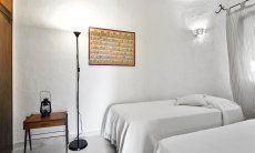 Villa Su Faru 1 | Schlafzimmer 4 im Erdgeschoß mit zwei Einzelbetten Schlafzimmer 2 unten mit Einzelbetten