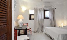 Villa Su Faru 1 | Schlafzimmer 3 im Untergeschoß mit Doppelbett und Klimaanlage Schlafzimmer 1 unten mit Doppelbett und Klimaanlage