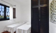Villa Su Faru 1 | Schlafzimmer 2 im ersten Stock mit Einzelbetten und Wandschrank Schlafzimmer 2 oben mit Einzelbetten und Wandschrank