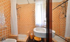 Orange gekacheltes Bad mit Dusche  Villa Serena, Costa Rei