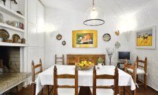 Villa Serena | Der gemütliche Innenbereich ist ideal für Urlaubstage in der Nebensaison Essbereich mit Innenkamin