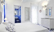 Villa Serena | Schlafzimmer 1 mit Doppelbett und privatem Bad Schlafzimmer 1 mit Doppelbett Villa Serena, Costa Rei