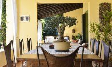 Villa Ulivi 12 | Robuster Esstisch auf der Terrasse mit Platz für bis zu 8 Personen Sardinien