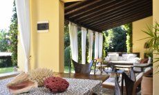 Villa Ulivi 12 | Im ethnischen Stil möblierte, überdachte Terrasse Sardinien
