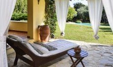 Villa Ulivi 12 | Liege mit Beistelltisch und Blick in den Garten Relax