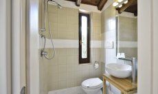 Villetta Quattro | Modernes Hauptbad mit Dusche Modernes Hauptbad mit Dusche