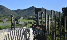 Li Conchi 1 | Blick in die Landschaft von der Terrasse rmit sardischem Schmiedehandwerk Sardinien