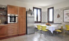 Villa delle Stelle | Essbereich in der großräumigen Küche Essbereich in der großräumigen Küche