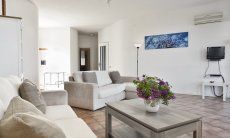 Villa Massidda | Zugang zum Schlafbereich vom geräumigen Wohnzimmer Großer Wohnbereich mit Sofa-Ecke (1. Stock)