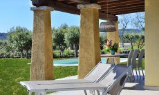 Villa Campidano 20 | Sonnenliegen im Schatten der Terrasse Sonnenliegen auf der überdachten Terrasse von Villa Campidano 20