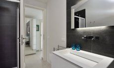 Villa Campidano 21 | Modernes Badezimmer 1 mit Dusche und großem Waschbecken Modernes Bad mit Dusche Villa Campidano 21