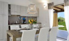 Küche und Esstisch mit Gartenblick in  Villa Campidano 21