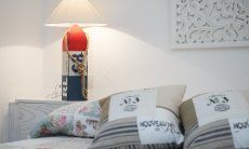 Villa Campidano 21 | Schlafzimmer 1 mit stilvollen Einrichtungsdetails Bett mit Kissen, Nachttisch und Lampe Villa Campidano 21
