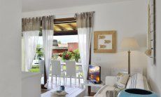 Villa Campidano 7 | Sofaecke im Wohnzimmer mit Blick in den Garten Wohnzimmer
