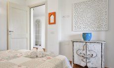 Villa Campidano 7 | Schlafzimmer 1 mit praktischer Kommode Schlafen