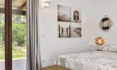 Villa Campidano 7 | Schlafzimmer 4 mit Doppelbett und Tür zum Garten Schlafen