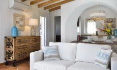 Li Conchi 1 | Sofa im großzügigen Wohnzimmer mit Klimaanlage Li Conchi 1