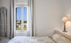 Li Conchi 1 | Schlafzimmer 1 mit Doppelbett und Fenster zum Garten Schlafzimmer 1