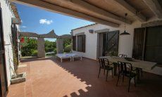Casa 1 | Herrlicher Innenhof mit Liegen und einem großem Granittisch zum Essen Terrasse