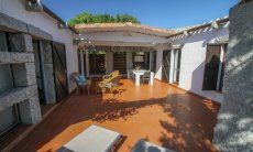 Casa 13 | Großzügige Terrasse mit Sonnenliegen und Esstisch Großzügige Terrasse mit Sonnenliegen und Esstisch