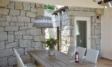 Li Conchi 16 | Überdachter Esstisch auf der Terrasse und Terrasseneingang Terrasse